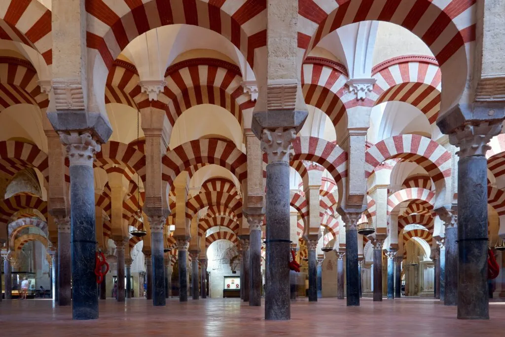 Vista del bosque de columnas y arcos de herradura en el interior de la Mezquita-Catedral de Córdoba