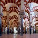 Vista del bosque de columnas y arcos de herradura en el interior de la Mezquita-Catedral de Córdoba