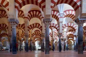 Vista del bosque de columnas y arcos de herradura en el interior de la Mezquita-Catedral de Córdoba