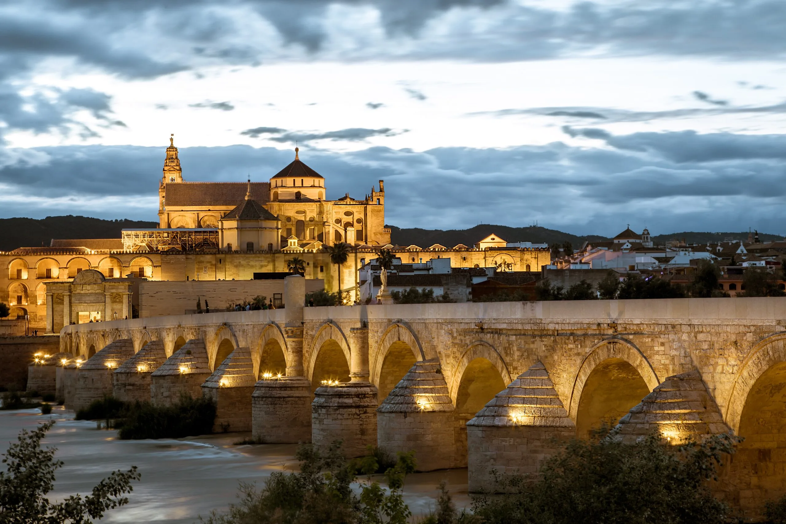 Mezquita-Catedral y Puente Romano de Córdoba al anochecer