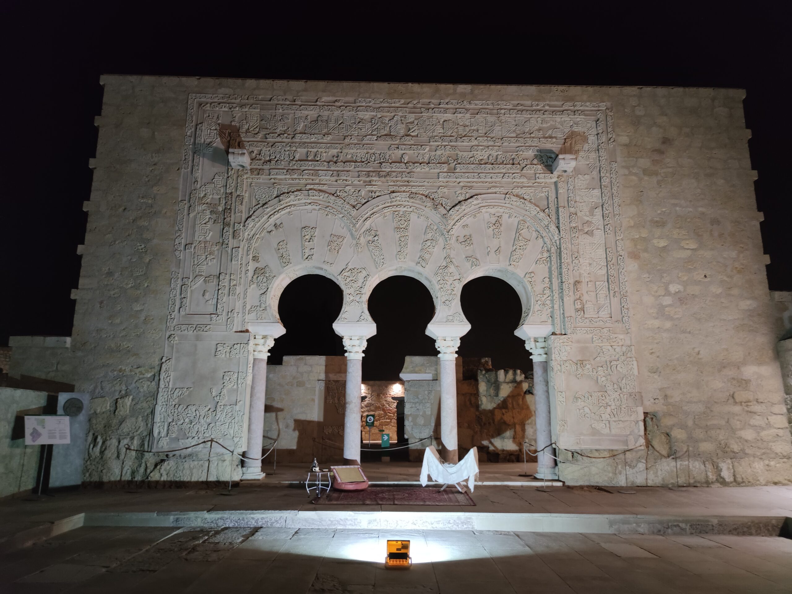 Yacimiento de Medina Azahara iluminado durante la visita nocturna de verano