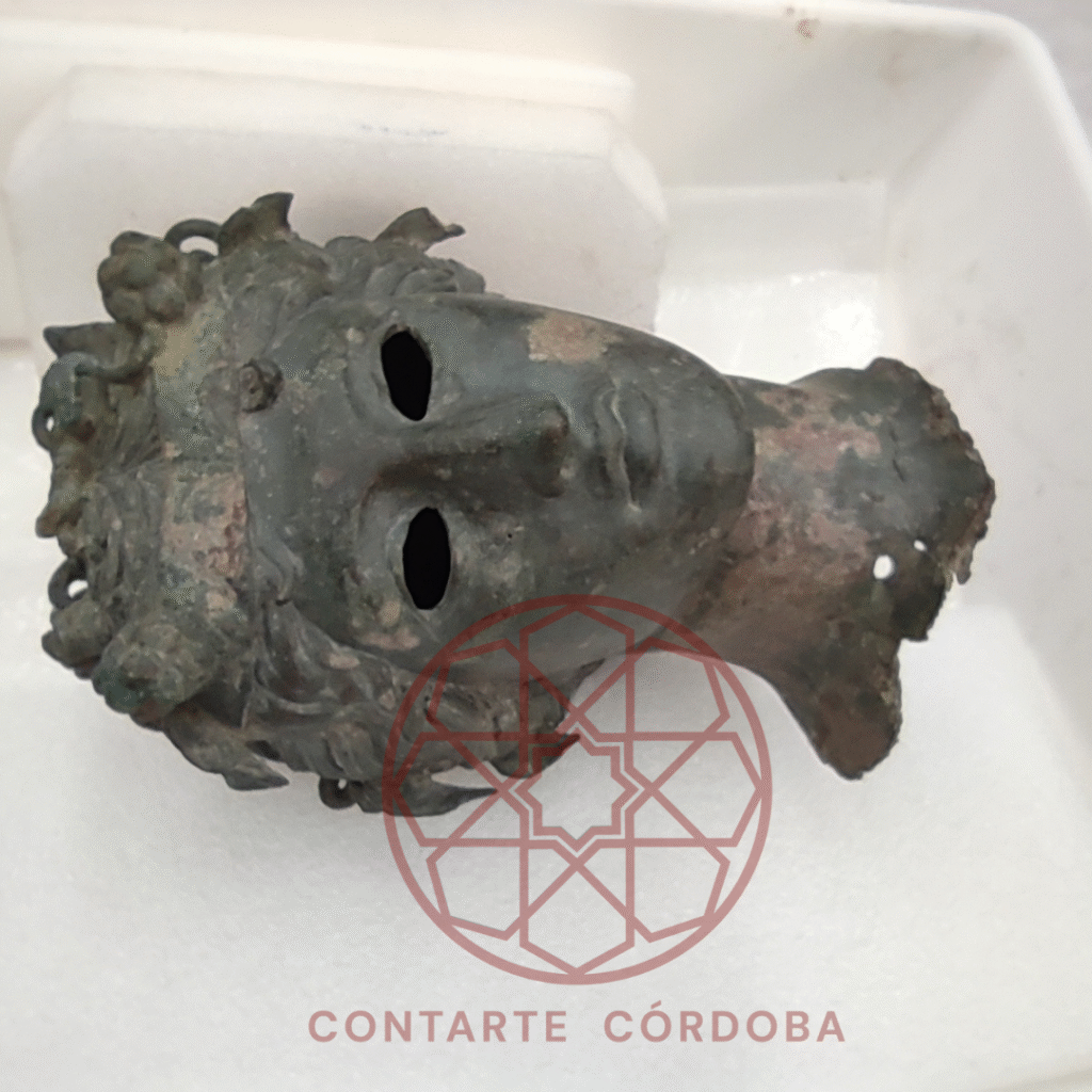 Cabeza de bronce del Efebo Dionisiaco durante su restauración en el IAPH, Sevilla. Detalle de la escultura romana hallada en Pedro Abad.
