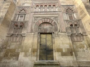 Fachada exterior de la Mezquita-Catedral de Córdoba, con sus muros de sillería y contrafuertes característicos del recinto almohade