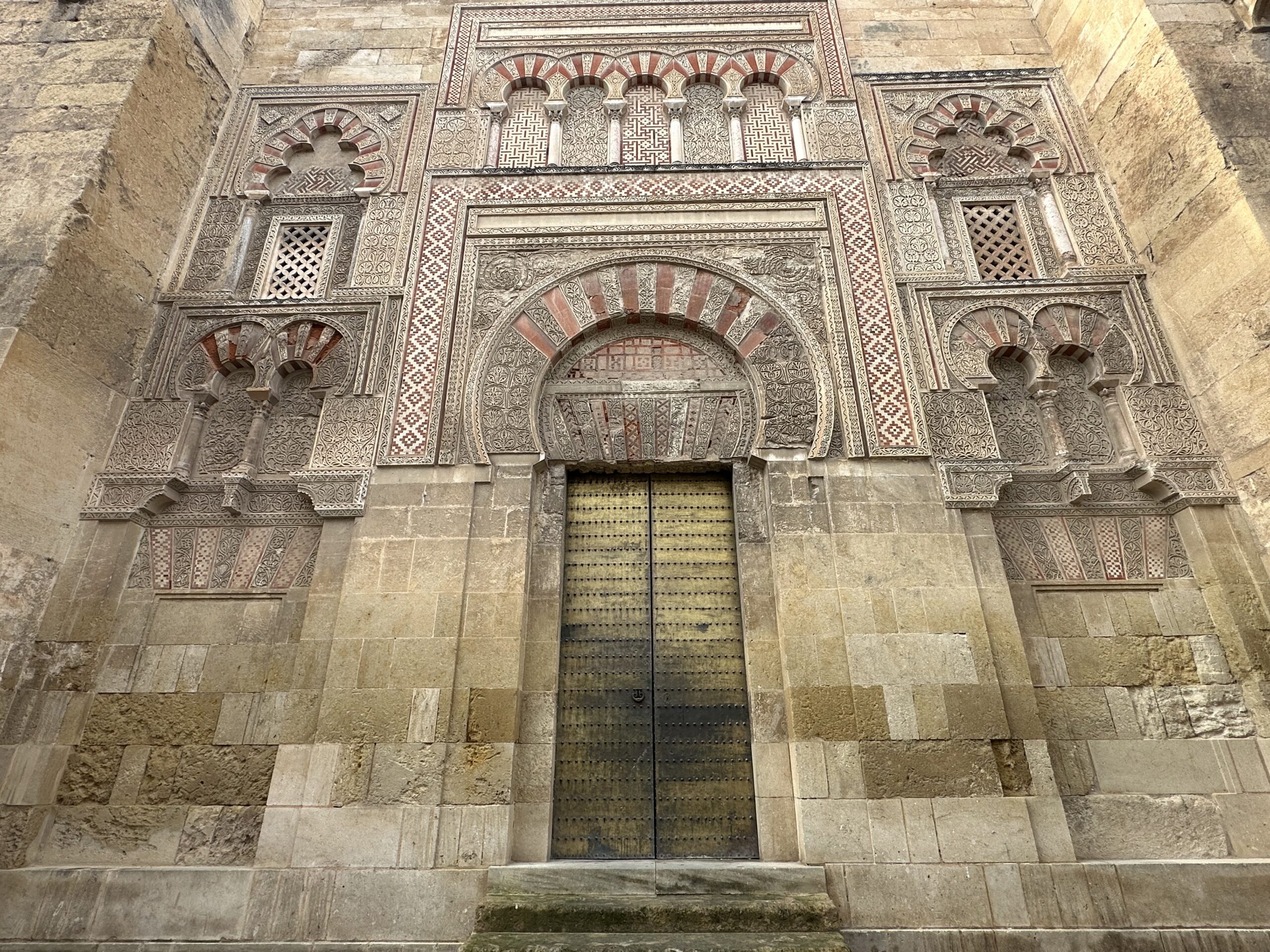 Fachada exterior de la Mezquita-Catedral de Córdoba, con sus muros de sillería y contrafuertes característicos del recinto almohade
