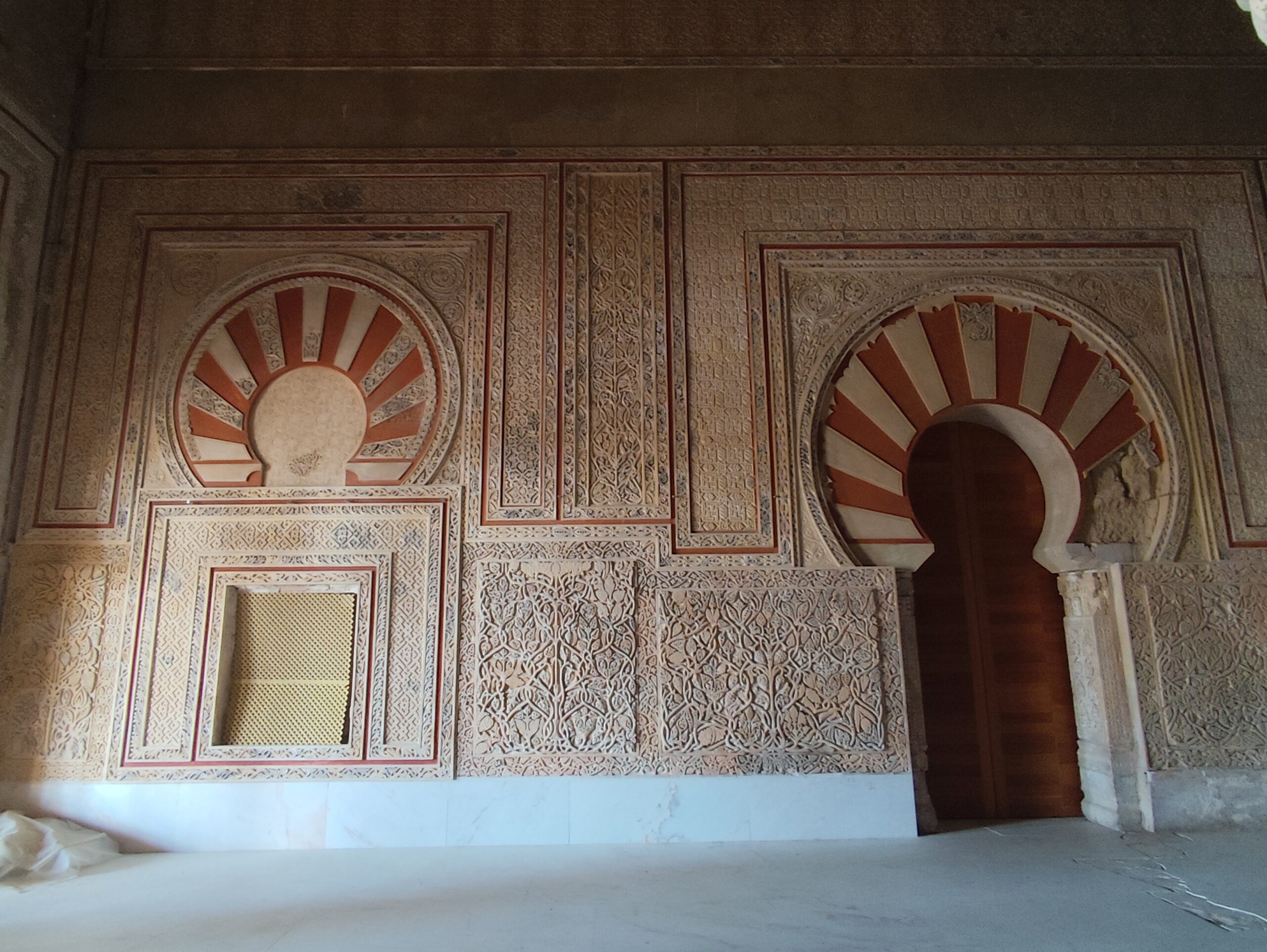 Arcos y atauriques del Salón Rico de Medina Azahara, decoración del siglo X en Córdoba