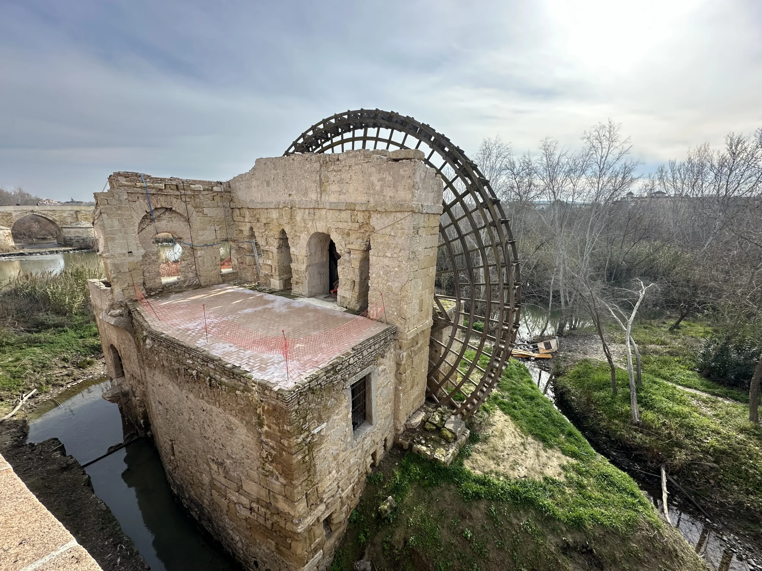 Noria del río Guadalquivir de Córdoba con el Puente Romano al fondo