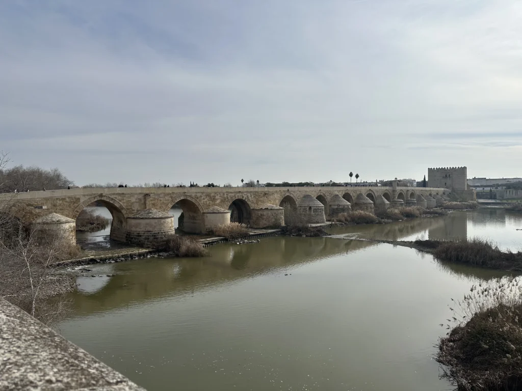 El Puente Romano de Córdoba, levantado en el siglo I d.C., bajo el emperador Augusto, y Calahorra al fondo