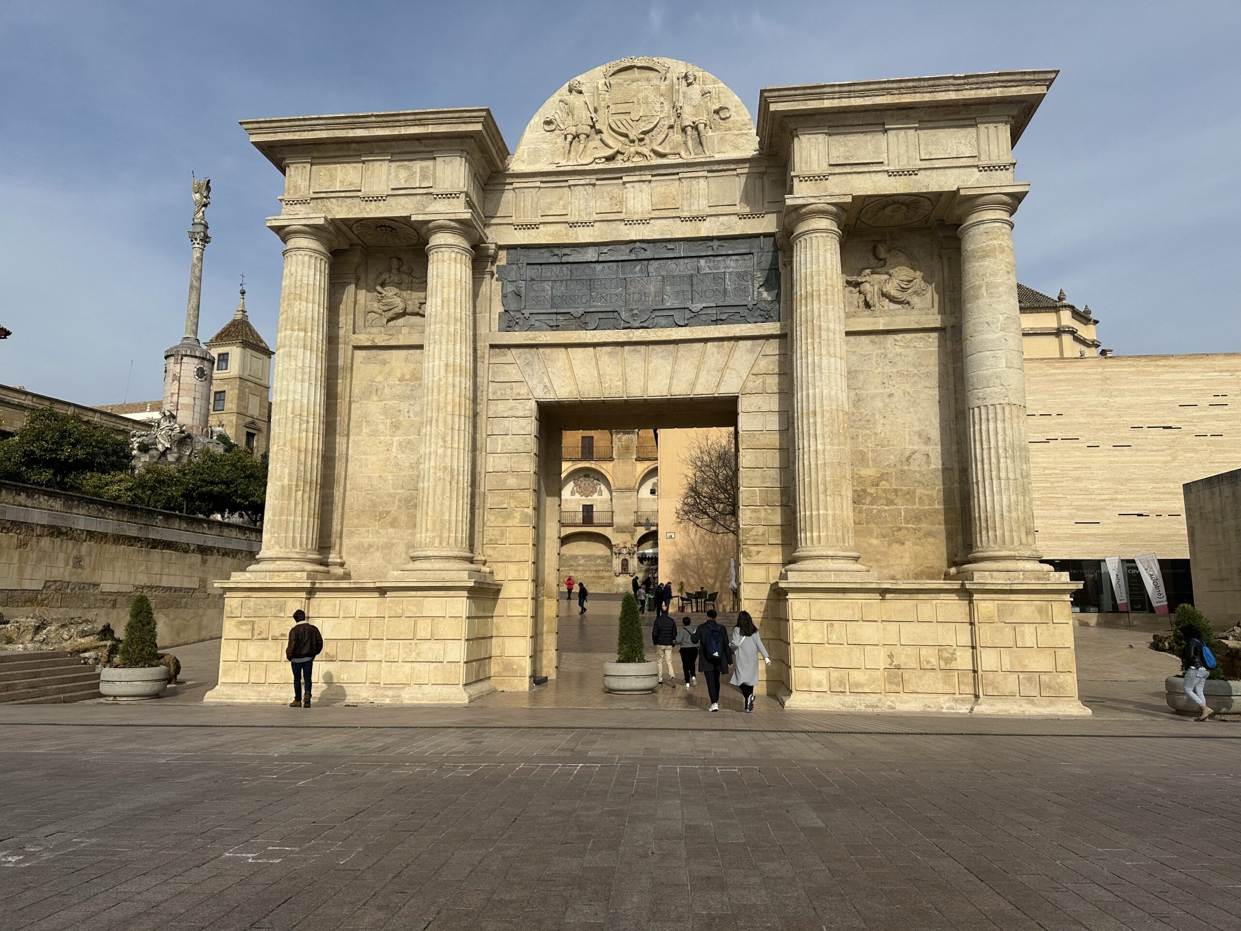 Puerta del Puente de Córdoba, arco monumental renacentista junto al Puente Romano y la Mezquita-Catedral