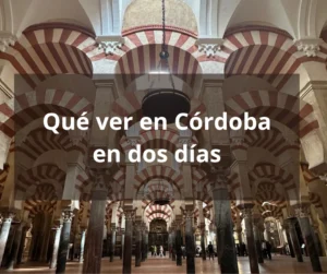 Interior de la Mezquita-Catedral de Córdoba con el texto “Qué ver en Córdoba en dos días” en blanco sobre fondo semitransparente negro