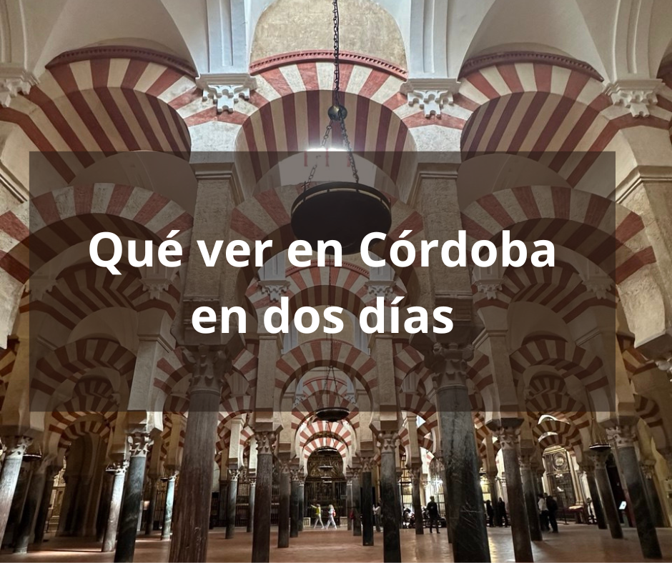 Interior de la Mezquita-Catedral de Córdoba con el texto “Qué ver en Córdoba en dos días” en blanco sobre fondo semitransparente negro