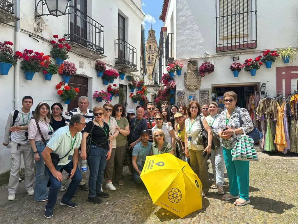 Grupo en visita guiada privada por la Mezquita y Judería de Córdoba con el paraguas amarillo de Contarte Córdoba