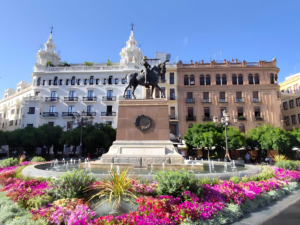 Plaza de las Tendillas de Córdoba, con la escultura del Gran Capitán en la fuente recién ajardinada y el Hotel Palacio Colomera (antiguo Palacio Colomera) al fondo.