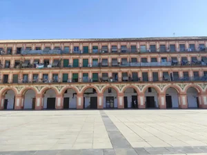 Vista panorámica de la Plaza de la Corredera de Córdoba, con sus característicos arcos y balcones.