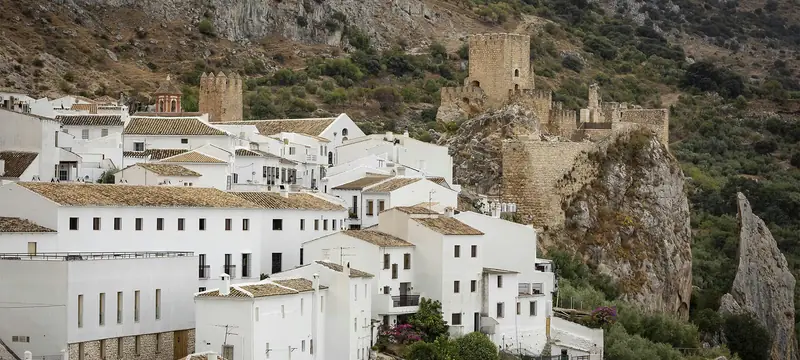 Vista panorámica de Zuheros, uno de los pueblos más bonitos de Córdoba, con casas encaladas y el castillo sobre la Subbética