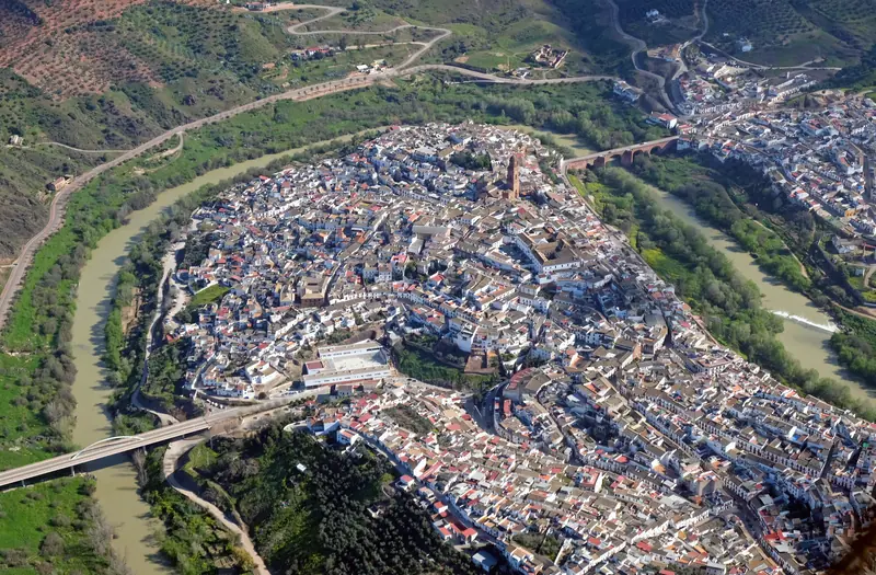 Vista panorámica de Montoro, uno de los pueblos más bonitos de Córdoba, con el meandro del Guadalquivir