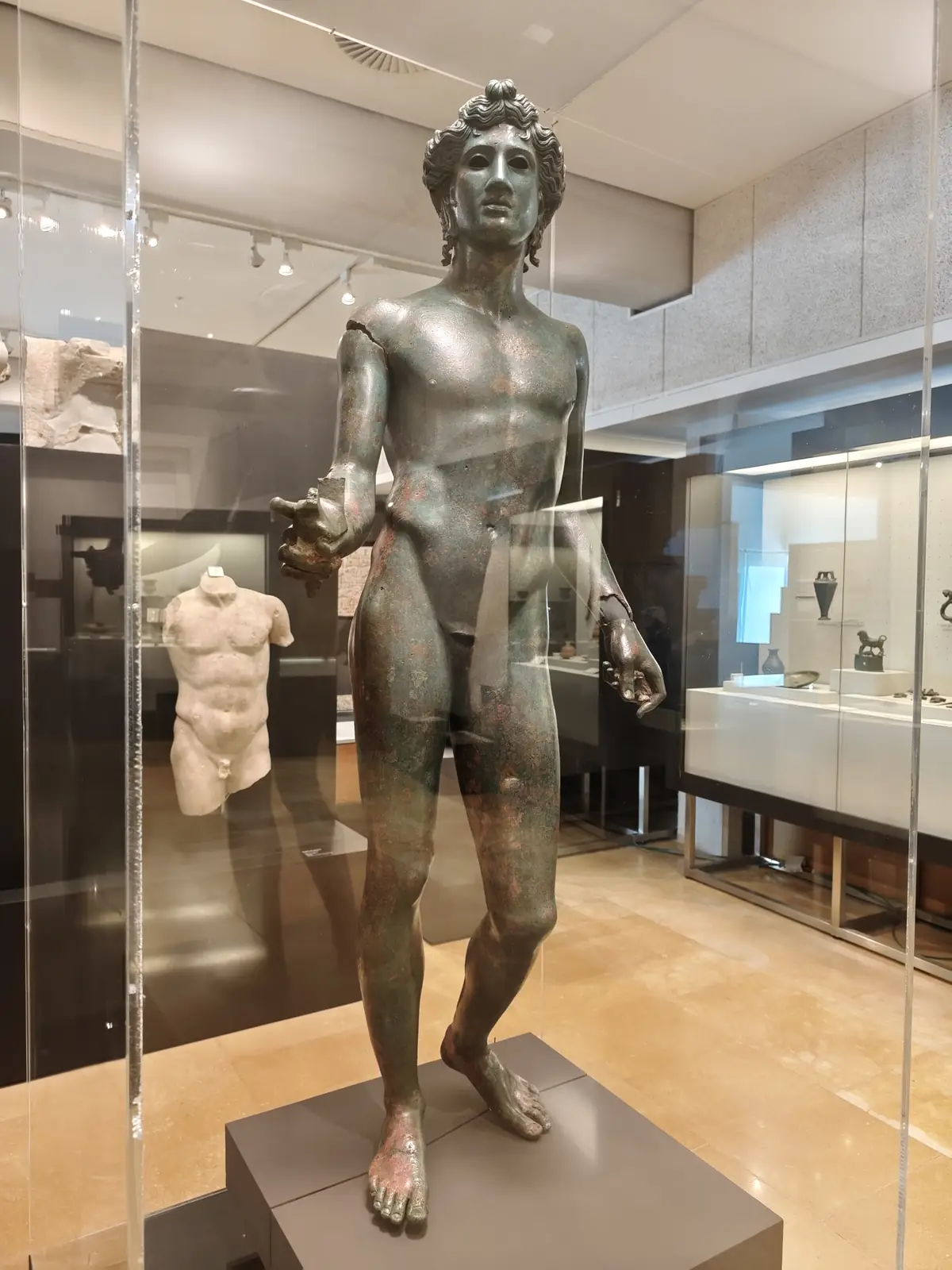 Efebo Apolíneo de Pedro Abad, escultura romana de bronce de los siglos I-II d.C., expuesta en el Museo Arqueológico y Etnológico de Córdoba