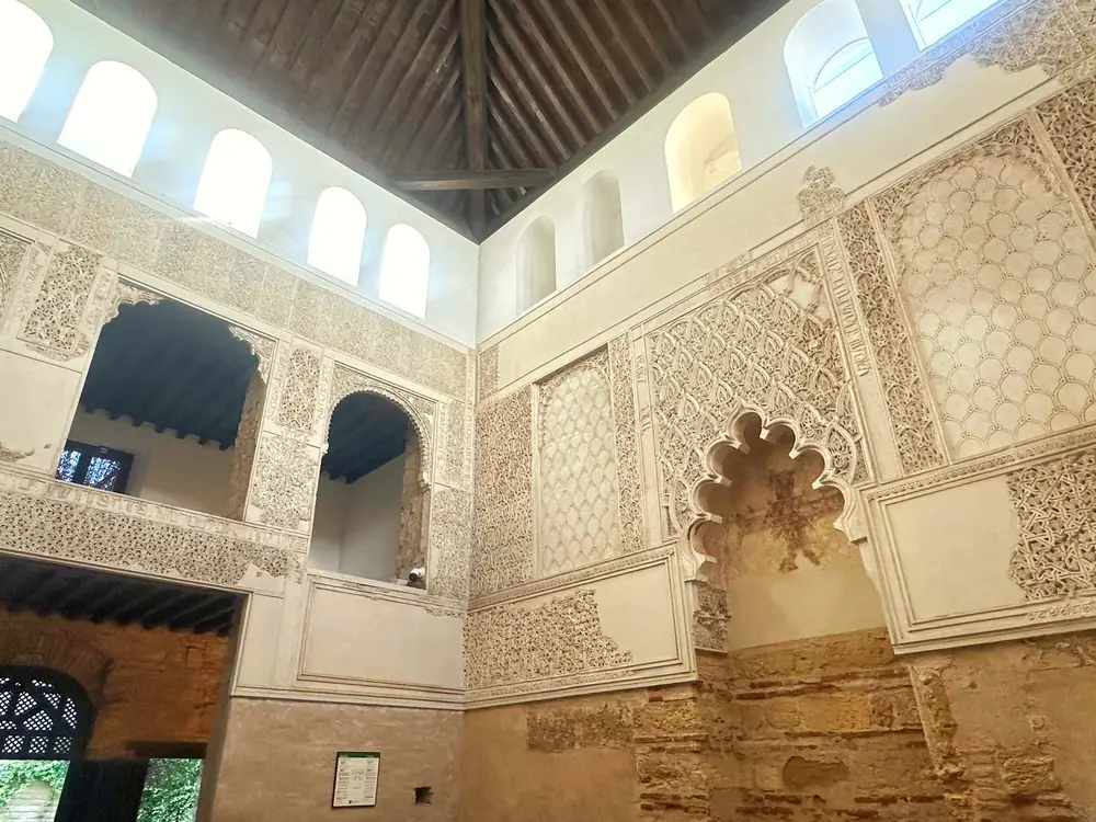 Interior de la Sinagoga de Córdoba con yeserías mudéjares e inscripciones hebreas y techo de madera
