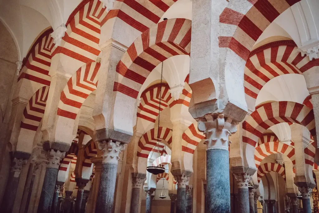 Arcos de herradura bicolores y doble arquería en el interior de la Mezquita-Catedral de Córdoba