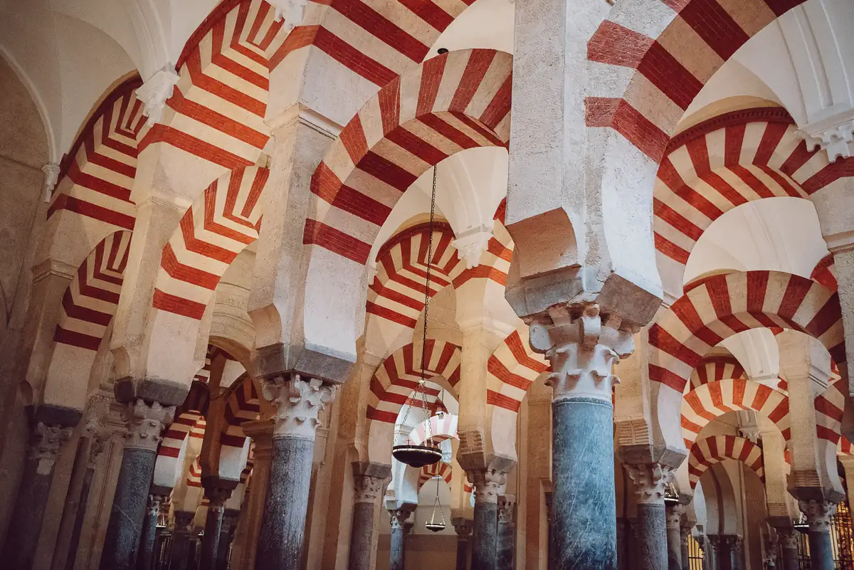 Arcos de herradura bicolores y doble arquería en el interior de la Mezquita-Catedral de Córdoba