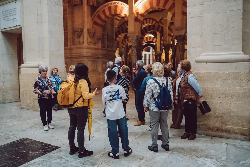 Adela Calzado explicando la Mezquita-Catedral de Córdoba a un grupo de visitantes