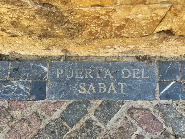 Rótulo con el nombre del Sabat en el pavimento exterior de la fachada oeste de la Mezquita de Córdoba