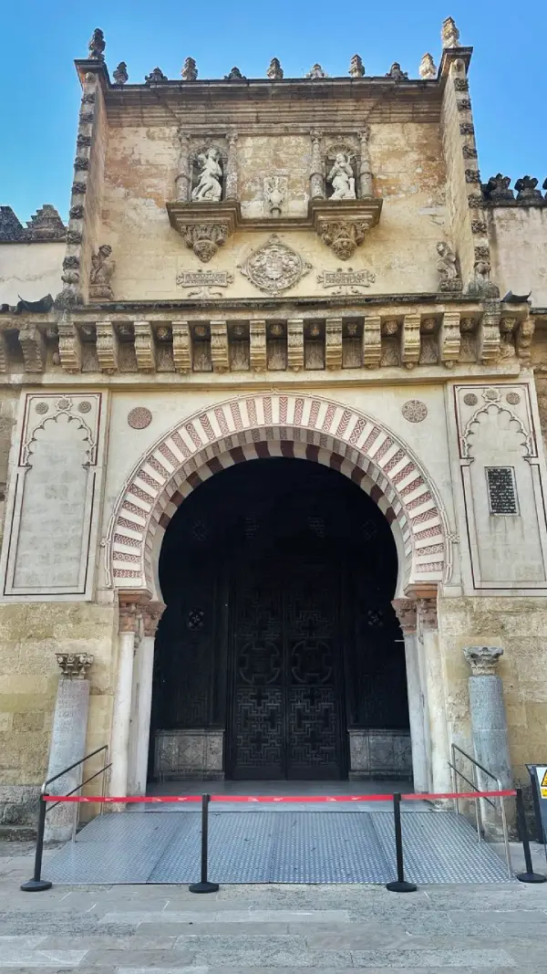 Puerta de las Palmas o Arco de las Bendiciones entre el Patio de los Naranjos y la sala de oración de la Mezquita de Córdoba