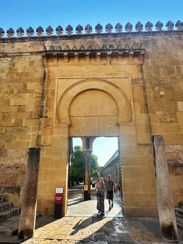 Puerta de los Deanes en la fachada oeste de la Mezquita de Córdoba, uno de los accesos fundacionales del siglo VIII
