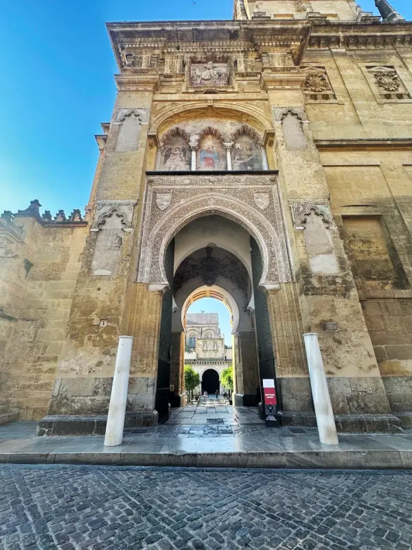 Puerta del Perdón de la Mezquita de Córdoba, con la Puerta de las Palmas visible al fondo del Patio de los Naranjos