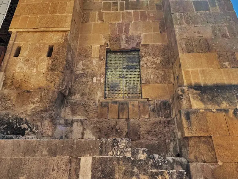 Puerta del Sabat en la fachada oeste de la Mezquita de Córdoba, acceso elevado califal de Alhakén II