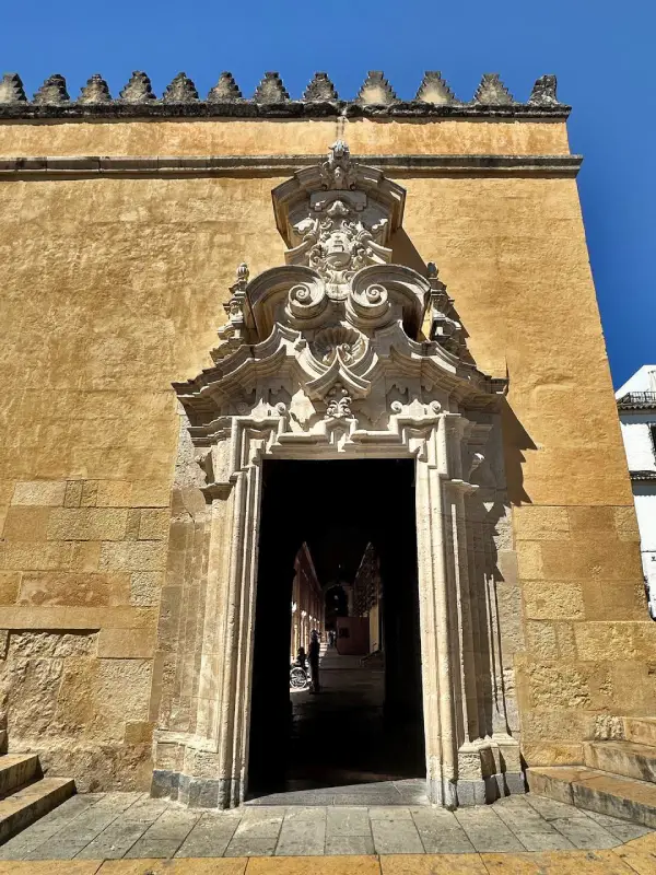 Puerta de la Grada Redonda de la Mezquita de Córdoba, portada barroca churrigueresca de Tomás Jerónimo de Pedrajas