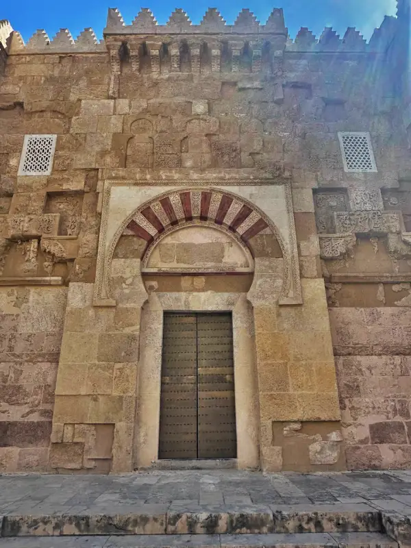 Puerta de San Esteban o Bab al-Wuzara en la fachada oeste de la Mezquita de Córdoba, con arco de herradura emiral y merlones dentados