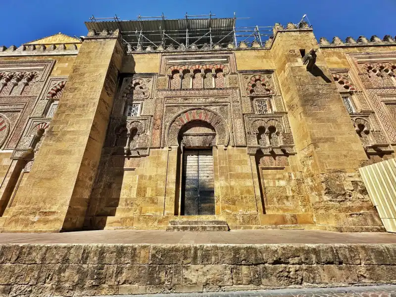 Puerta de San Nicolás en el muro este de la Mezquita de Córdoba, de canon califal, restaurada por Velázquez Bosco en 1913