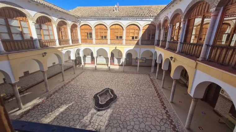 Patio interior del castillo de los Condes de Cabra, con galerías de arcos