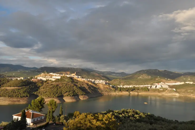 El pueblo de Iznájar sobre su cerro, asomado al embalse, en la provincia de Córdoba