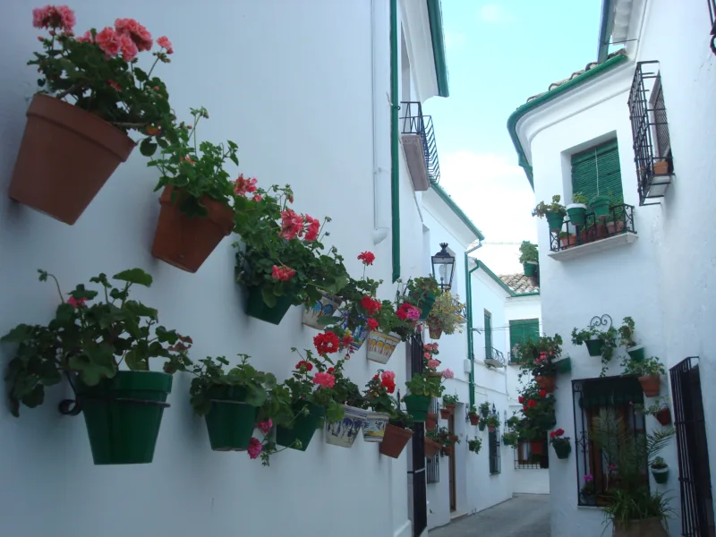 Calleja estrecha del Barrio de la Villa de Priego de Córdoba con macetas en las paredes