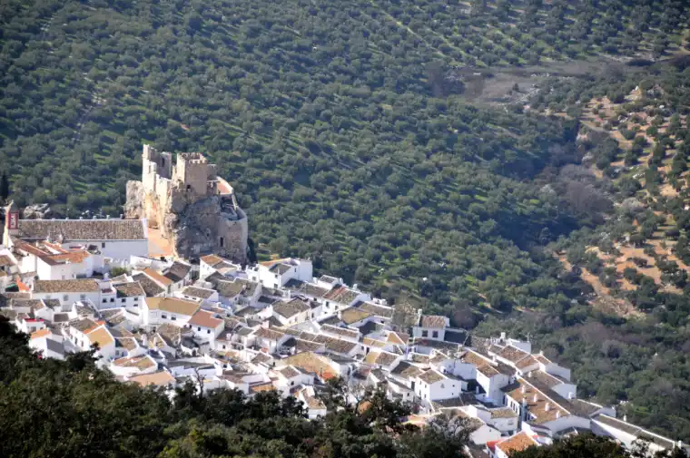 El castillo de Zuheros sobre su roca, con el pueblo blanco a sus pies y los olivares de la Subbética alrededor