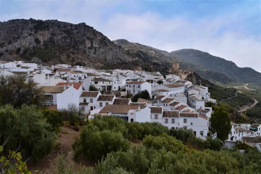 Casas blancas de Zuheros descolgándose por la ladera de la sierra Subbética, en la provincia de Córdoba