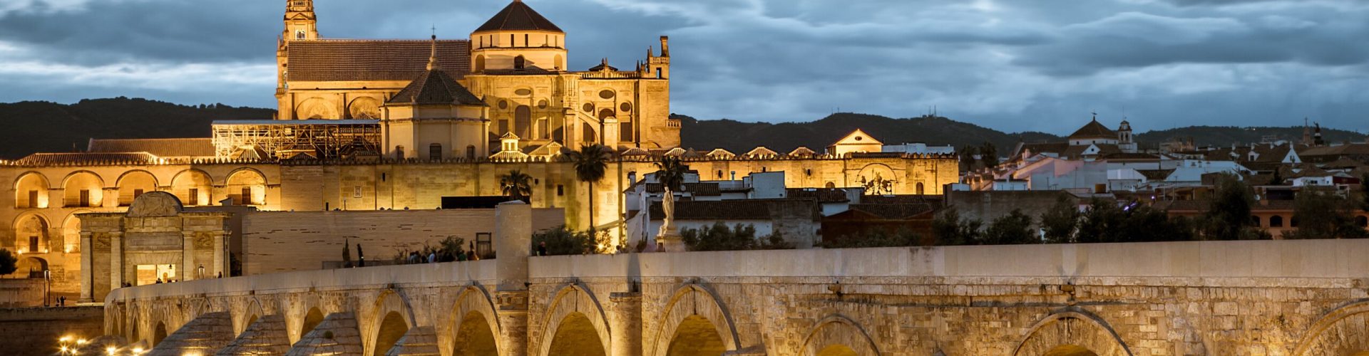 Mezquita-Catedral y Puente Romano al Anochecer, Córdoba Mezquita y Puente Romano de Córdoba al anochecer